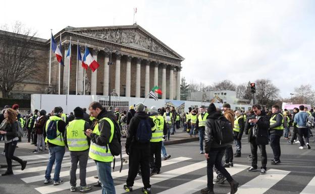 Manifestantes con chalecos amarillos se concentran frente a la Asamblea Nacional de París.