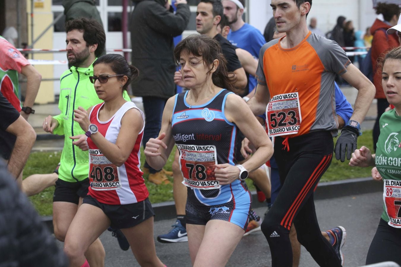 Lluvia, frío y triunfos muy reñidos en los 10 kilómetros de la Gimnástica de Ulía 