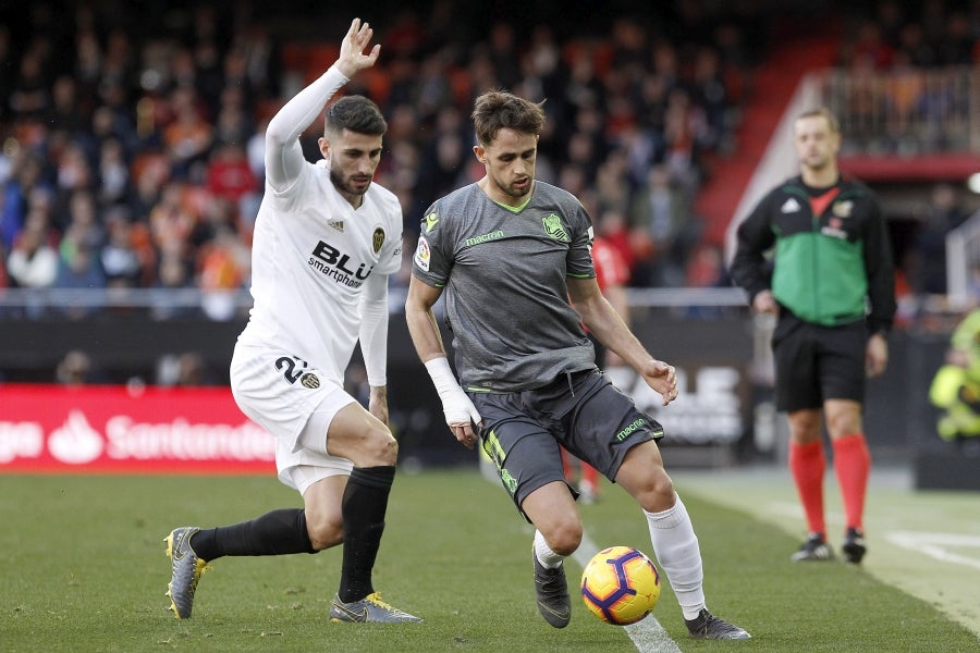 Januzaj pelea el balón, en el partido del domingo en Mestalla. 