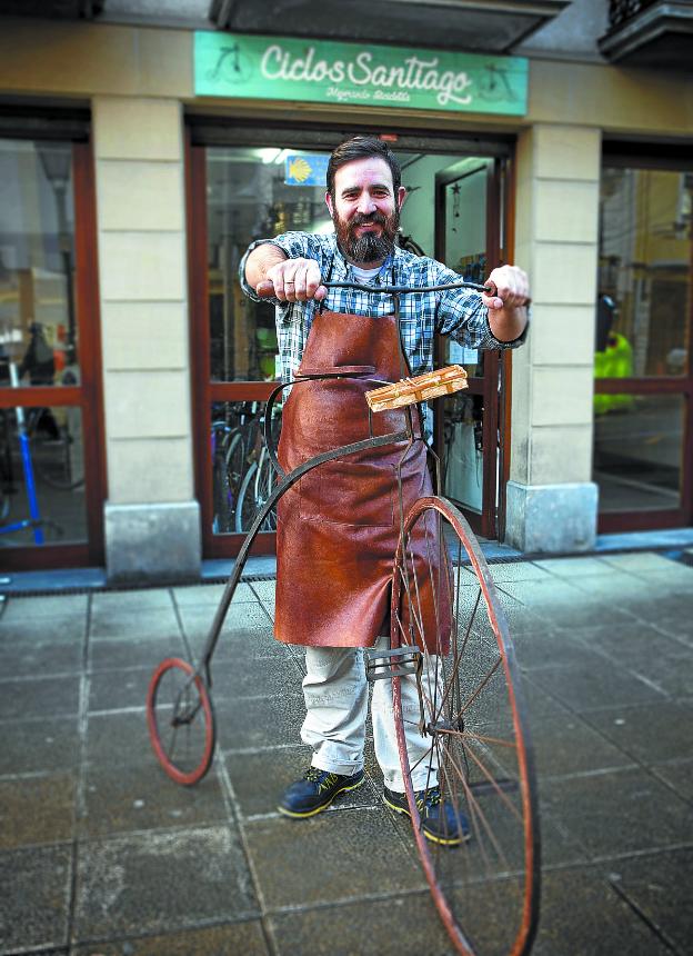 Iñaki Arana con el velocípedo que sirve de imagen y bienvenida en Ciclos Santiago.
