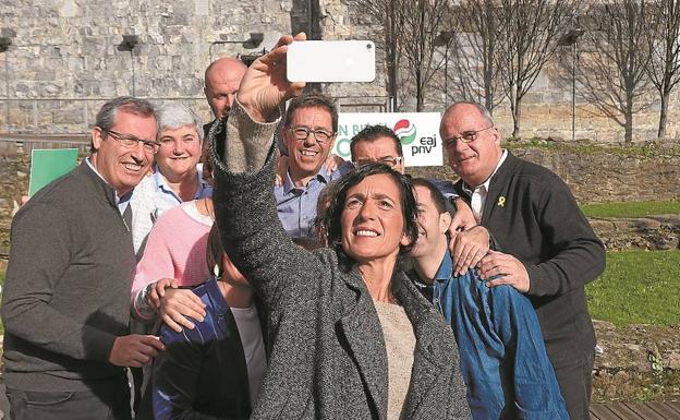 Olatz Peon, candidata a la alcaldía de Tolosa, saca una foto de grupo con sus compañeros de partido.