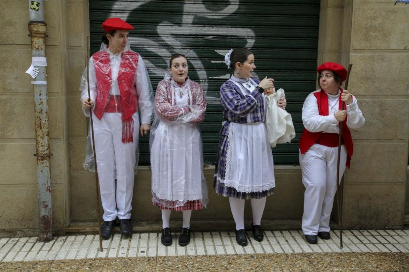 El mal tiempo no impidió que la comparsa de inudes y artzaiak desfilara por Gros