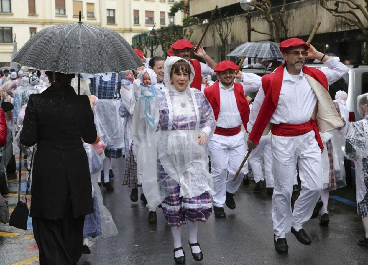 El mal tiempo no impidió que la comparsa de inudes y artzaiak desfilara por Gros