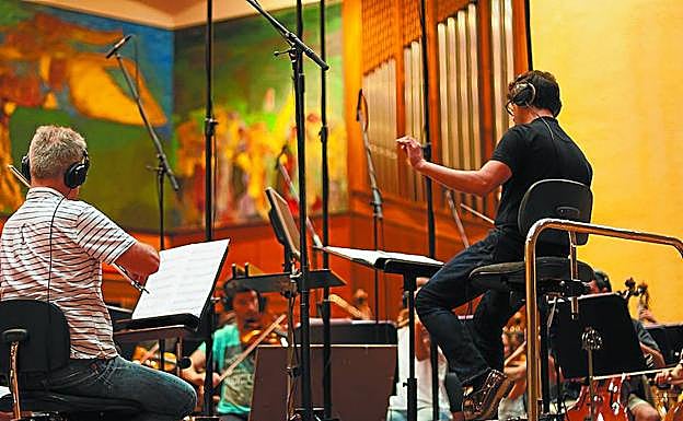Fernando Velázquez dirige la grabación del disco en la sede de la Sinfónica vasca en Miramon. 