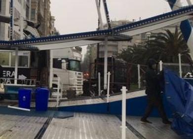 Imagen secundaria 1 - Tres vistas de la noria este lunes por la mañana.