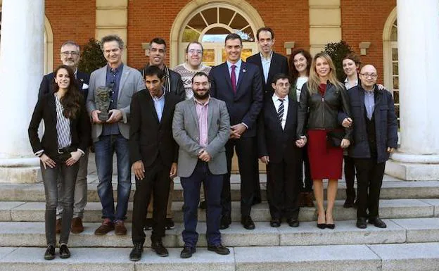 Pedro Sánchez recibe al equipo de la película 'Campeones', en el Complejo de la Moncloa.