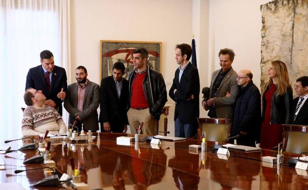 Imagen principal - Pedro Sánchez recibe al equipo de la película 'Campeones', en el Complejo de la Moncloa.