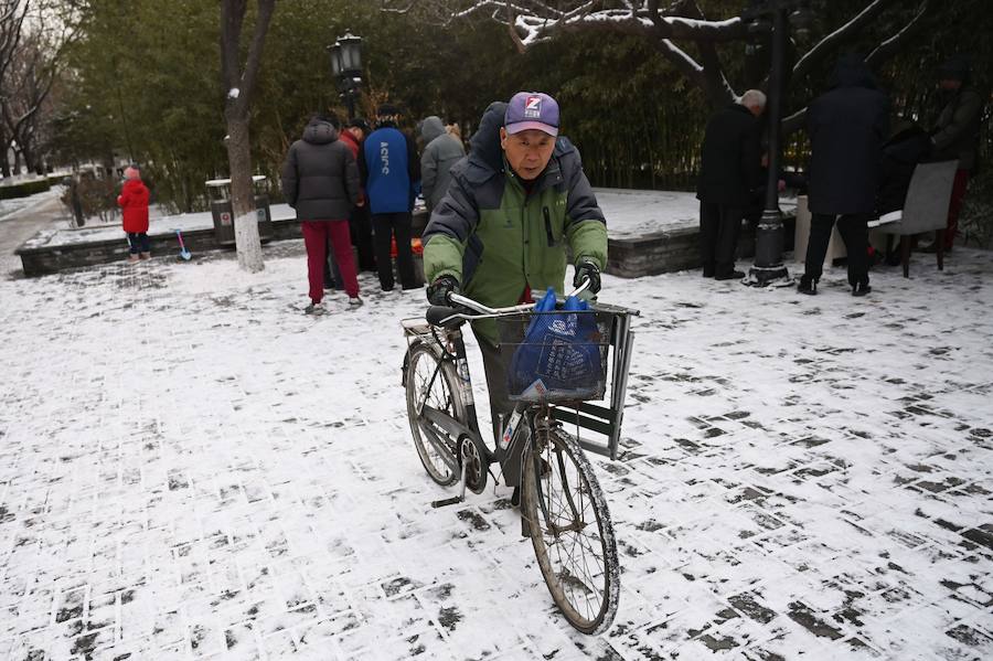 Pakín ha celebrado el desfile militar con la plaza de Tiananmen y sus alrededores bajo un manto blanco de nieve.