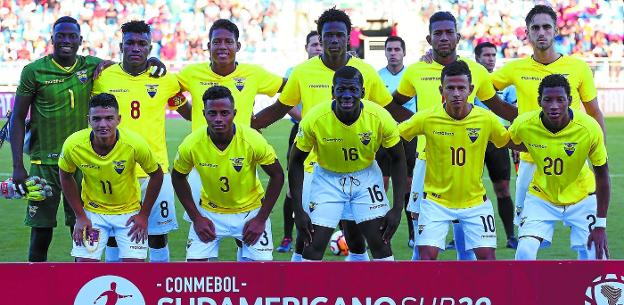 Campeones. Moisés Ramírez (portero) posa en el once inicial de Ecuador que el domingo se impuso a Venezuela para llevarse el Sudamericano sub-20. 