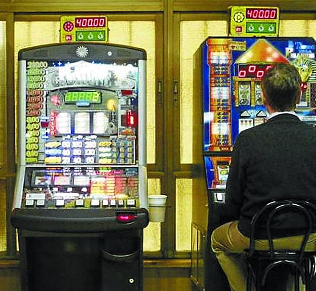 Un hombre juega en la máquinas tragaperras. 