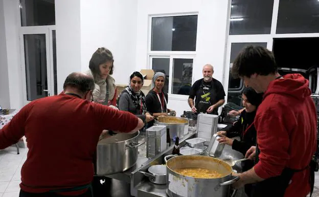 Zaporeak reparte las 1.300 primeras comidas en Lesbos
