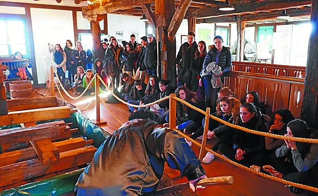 Los alumnos del Liceo Montesquieu observan la puesta en marcha del tolare de Katxola.