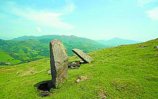 Una imagen del menhir de Artxubieta, situado en Baztan.