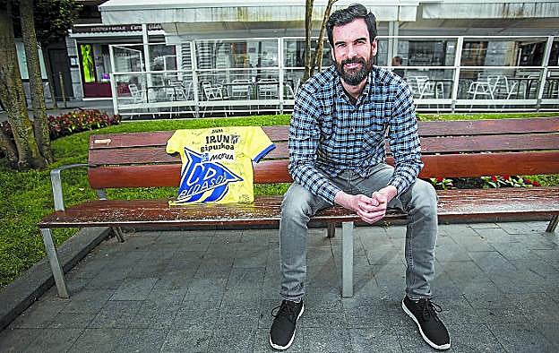 Asier Zubiria posa en una plaza de Irun junto a una camiseta del Bidasoa. 