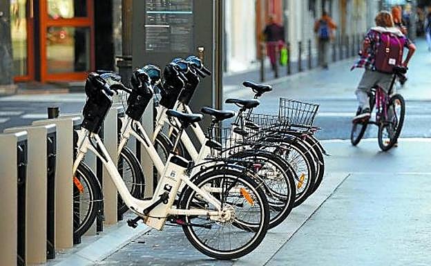Estación de dBizi en el Centro con pantalla interactiva para tramitar los abonos. 
