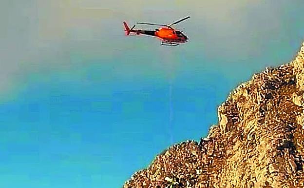 Un momento de la operación de retirada de la avioneta que se desarrolló ayer en el monte Hernio.