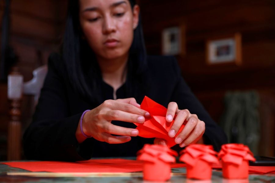 Una empresa de Filipinas comercializa flores de papel para ser vendidas en San Valentín. 