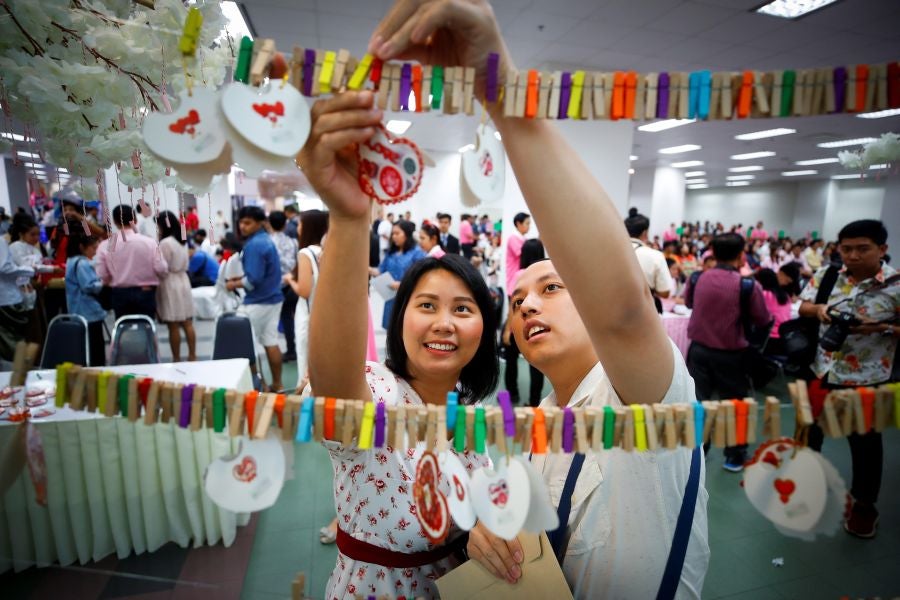En Tailandia cientos de parejas participan cada año en San Valentin en una especial ceremonia de casamientos. 