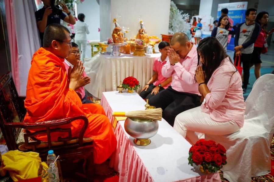 En Tailandia cientos de parejas participan cada año en San Valentin en una especial ceremonia de casamientos. 
