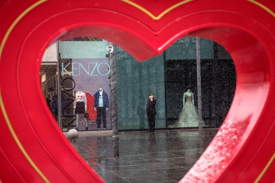 En Tailandia cientos de parejas participan cada año en San Valentin en una especial ceremonia de casamientos. 