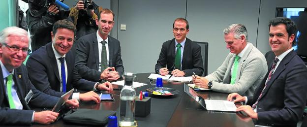 Los representantes de AEGA, López Osa y Bagües, a la izquierda, en la reunión con el Gobierno Vasco para conocer el 'Eusko-Renove'.