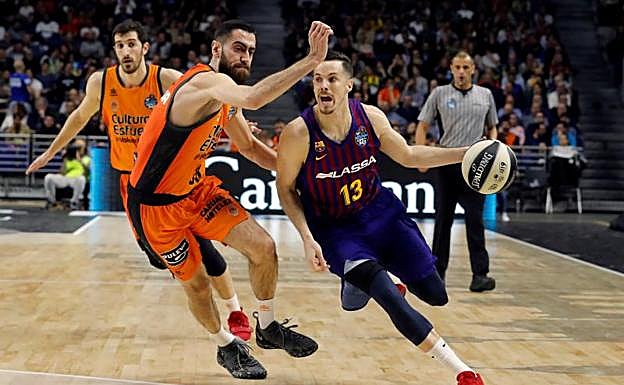 Thomas Heurtel (d) intenta superar a Joan Sastre.