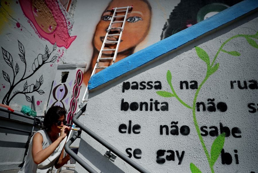 'Marielle vive' es el lema inscrito sobre la gran escalera de cemento que en Sao Paulo lleva el nombre de la concejala Marielle Franco, una obra homenaje que continúa la batalla que ella lideró hasta que fue asesinada, hace ya once meses: la lucha de mujeres negras y lesbianas por ser visibles. 