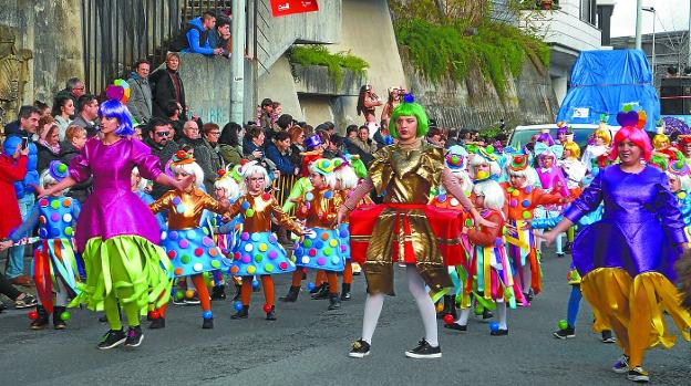 Trintxerpe. El desfile de comparsas y carrozas llevado a cabo el año pasado por Euskadi Etorbide. 