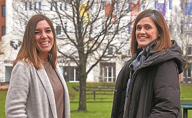 Arquitectas. Marijo y Miren, en el entorno de la Escuela de Arquitectura de la UPV/EHU. 