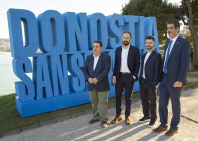 Imagen secundaria 1 - Un letrero para la postal de la bahía de San Sebastián