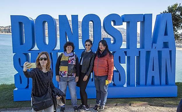 El nuevo letrero instalado en los jardines del Palacio de Miramar