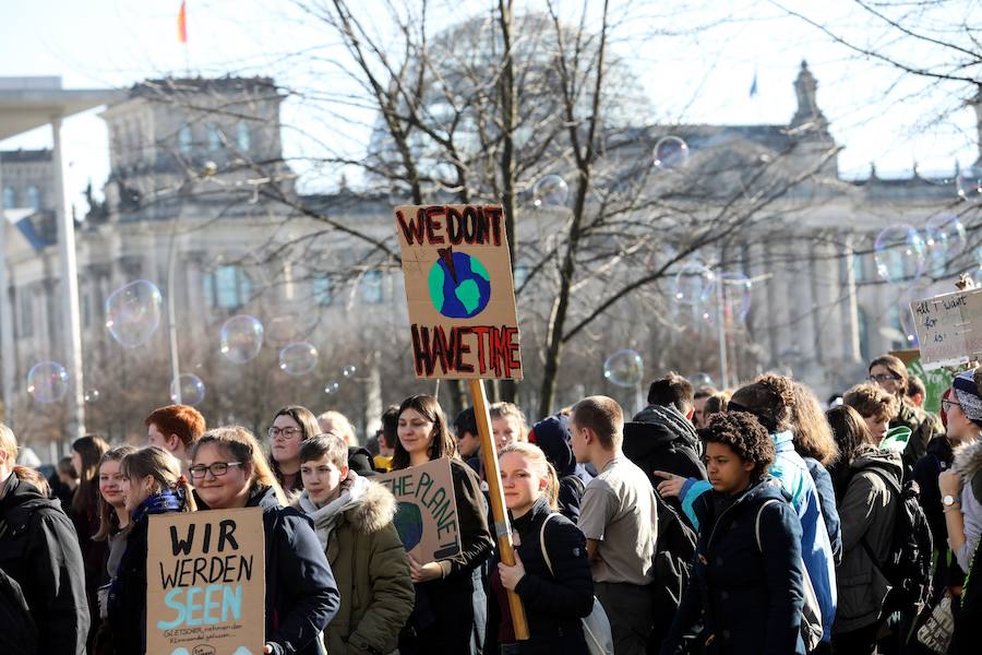 Estudiantes participan en manifestaciónes organizadas en Londres, Berlin, Bruselas... Miles de escolares en varias ciudades europeas no acudieron hoy a clase para sumarse a una campaña que pide medidas para frenar el cambio climático. 