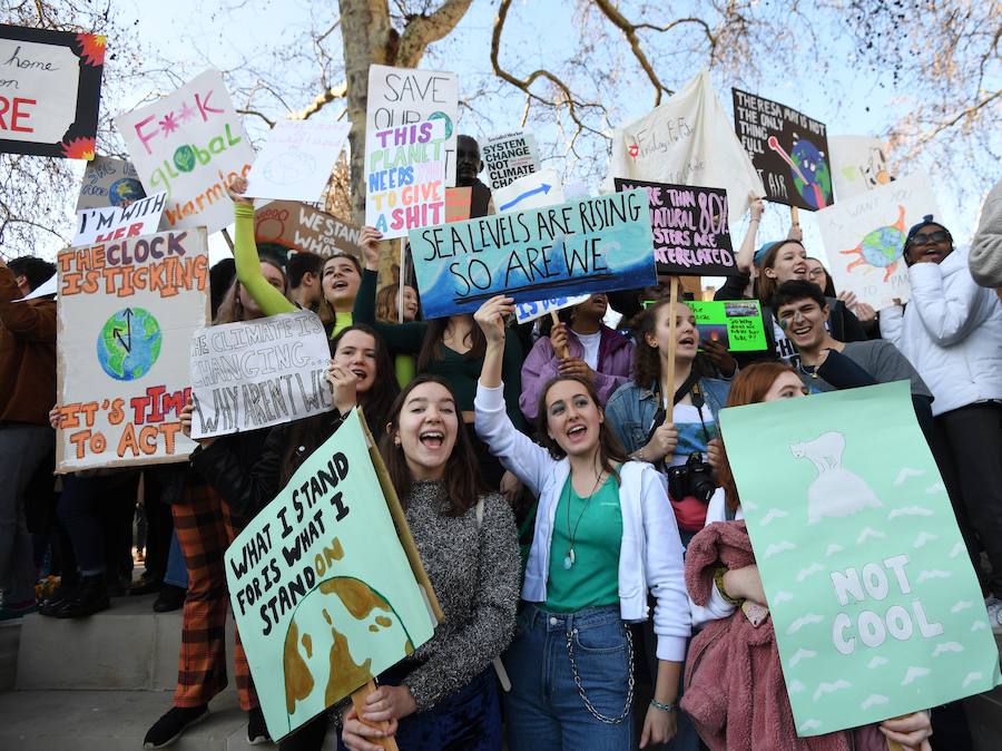 Estudiantes participan en manifestaciónes organizadas en Londres, Berlin, Bruselas... Miles de escolares en varias ciudades europeas no acudieron hoy a clase para sumarse a una campaña que pide medidas para frenar el cambio climático. 