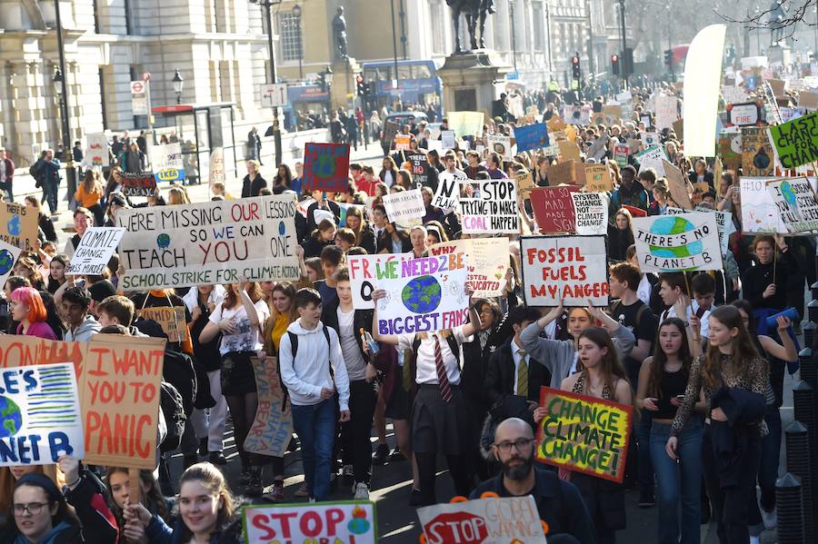 Estudiantes participan en manifestaciónes organizadas en Londres, Berlin, Bruselas... Miles de escolares en varias ciudades europeas no acudieron hoy a clase para sumarse a una campaña que pide medidas para frenar el cambio climático. 