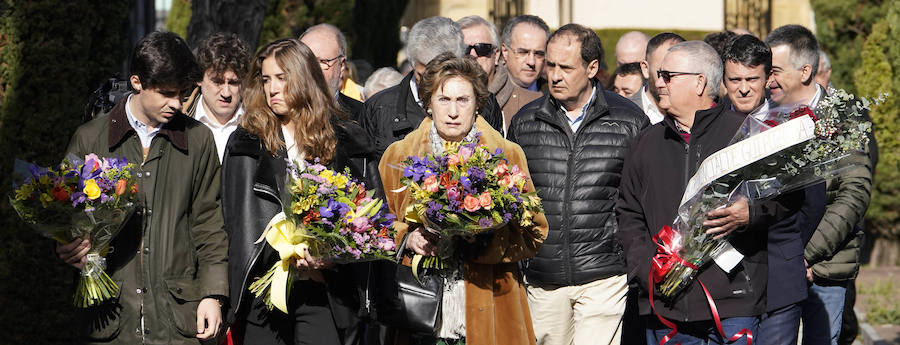 Familiares, amigos y representantes de los partidos constitucionalistas han acudido este sábado al cementerio de Polloe en San Sebastián para rendir homenaje a Fernando Múgica, 'Poto, el dirigente socialista y abogado asesinado a tiros por ETA en una céntrica calle de San Sebastián el 6 de febrero de 1996,