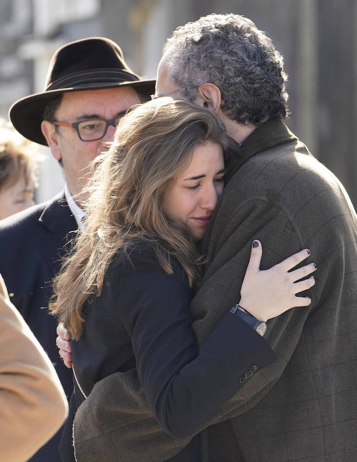Familiares, amigos y representantes de los partidos constitucionalistas han acudido este sábado al cementerio de Polloe en San Sebastián para rendir homenaje a Fernando Múgica, 'Poto, el dirigente socialista y abogado asesinado a tiros por ETA en una céntrica calle de San Sebastián el 6 de febrero de 1996,