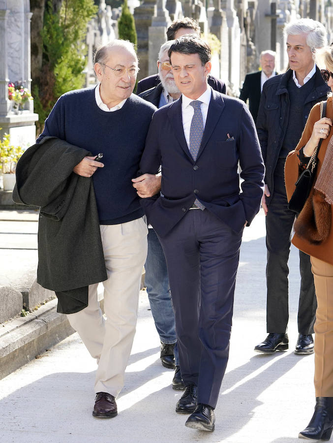 Familiares, amigos y representantes de los partidos constitucionalistas han acudido este sábado al cementerio de Polloe en San Sebastián para rendir homenaje a Fernando Múgica, 'Poto, el dirigente socialista y abogado asesinado a tiros por ETA en una céntrica calle de San Sebastián el 6 de febrero de 1996,