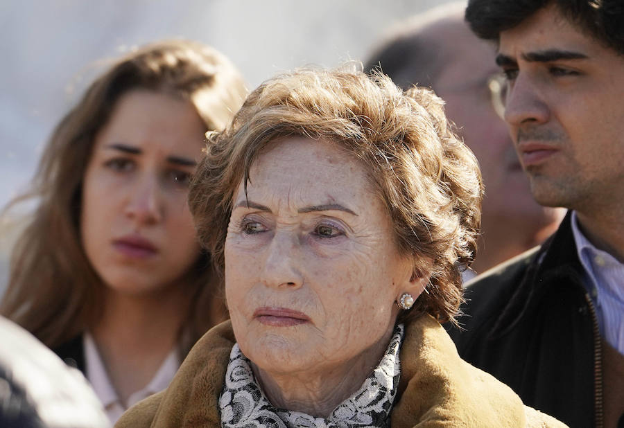 Familiares, amigos y representantes de los partidos constitucionalistas han acudido este sábado al cementerio de Polloe en San Sebastián para rendir homenaje a Fernando Múgica, 'Poto, el dirigente socialista y abogado asesinado a tiros por ETA en una céntrica calle de San Sebastián el 6 de febrero de 1996,