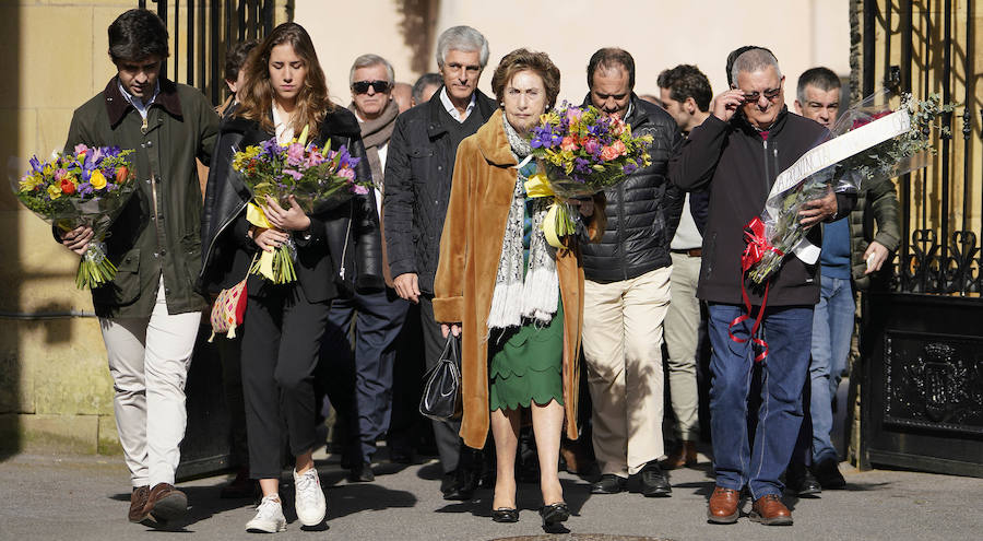Familiares, amigos y representantes de los partidos constitucionalistas han acudido este sábado al cementerio de Polloe en San Sebastián para rendir homenaje a Fernando Múgica, 'Poto, el dirigente socialista y abogado asesinado a tiros por ETA en una céntrica calle de San Sebastián el 6 de febrero de 1996,