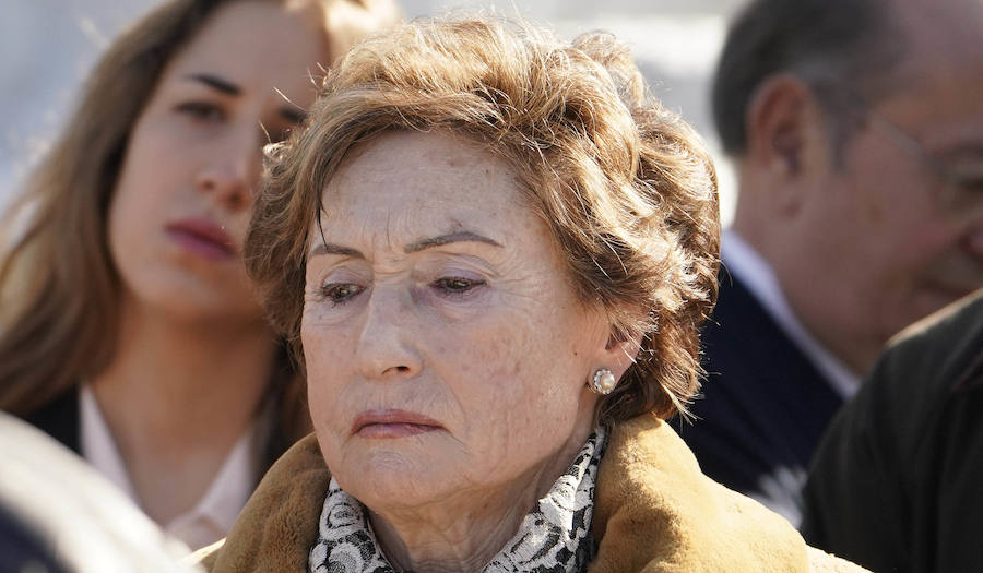 Familiares, amigos y representantes de los partidos constitucionalistas han acudido este sábado al cementerio de Polloe en San Sebastián para rendir homenaje a Fernando Múgica, 'Poto, el dirigente socialista y abogado asesinado a tiros por ETA en una céntrica calle de San Sebastián el 6 de febrero de 1996,