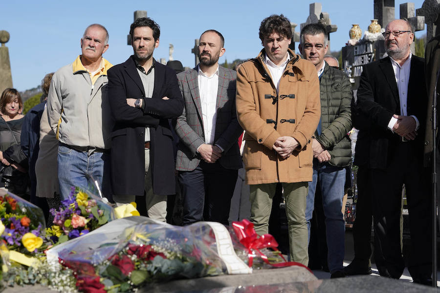 Familiares, amigos y representantes de los partidos constitucionalistas han acudido este sábado al cementerio de Polloe en San Sebastián para rendir homenaje a Fernando Múgica, 'Poto, el dirigente socialista y abogado asesinado a tiros por ETA en una céntrica calle de San Sebastián el 6 de febrero de 1996,