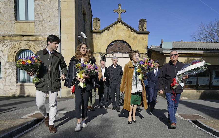 Familiares, amigos y representantes de los partidos constitucionalistas han acudido este sábado al cementerio de Polloe en San Sebastián para rendir homenaje a Fernando Múgica, 'Poto, el dirigente socialista y abogado asesinado a tiros por ETA en una céntrica calle de San Sebastián el 6 de febrero de 1996,