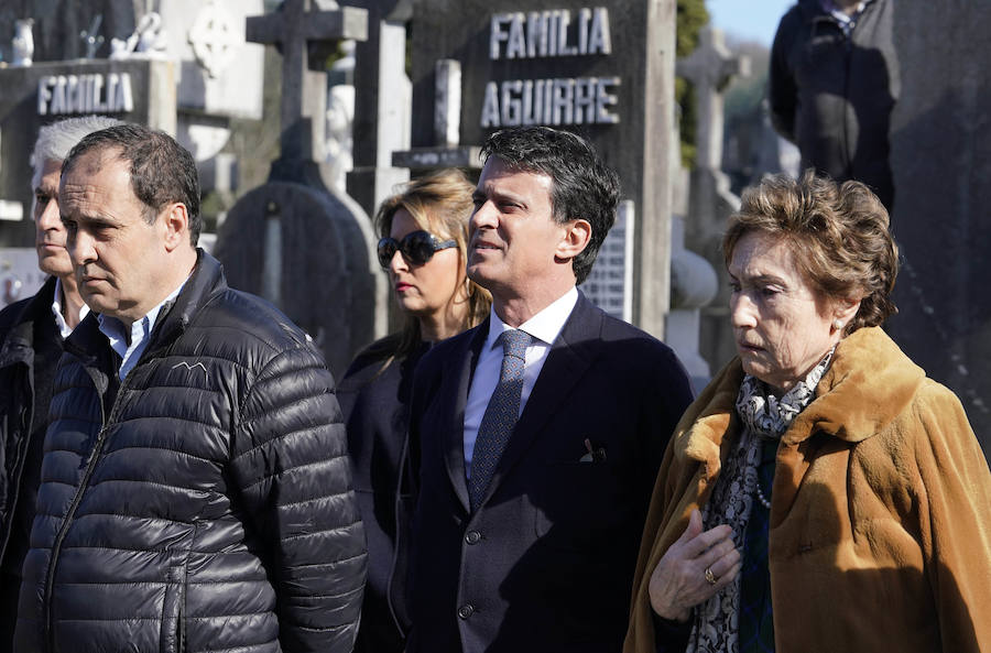 Familiares, amigos y representantes de los partidos constitucionalistas han acudido este sábado al cementerio de Polloe en San Sebastián para rendir homenaje a Fernando Múgica, 'Poto, el dirigente socialista y abogado asesinado a tiros por ETA en una céntrica calle de San Sebastián el 6 de febrero de 1996,