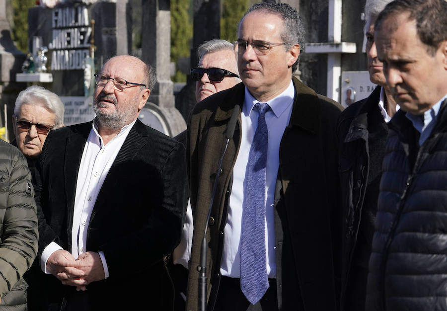Familiares, amigos y representantes de los partidos constitucionalistas han acudido este sábado al cementerio de Polloe en San Sebastián para rendir homenaje a Fernando Múgica, 'Poto, el dirigente socialista y abogado asesinado a tiros por ETA en una céntrica calle de San Sebastián el 6 de febrero de 1996,