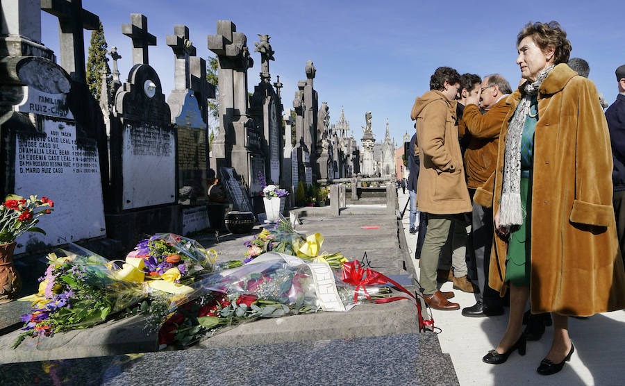 Familiares, amigos y representantes de los partidos constitucionalistas han acudido este sábado al cementerio de Polloe en San Sebastián para rendir homenaje a Fernando Múgica, 'Poto, el dirigente socialista y abogado asesinado a tiros por ETA en una céntrica calle de San Sebastián el 6 de febrero de 1996,