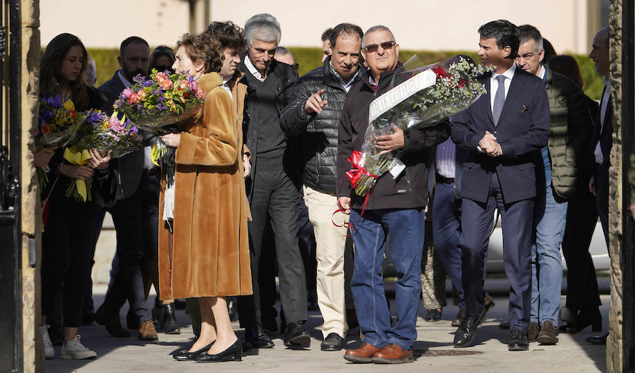 Familiares, amigos y representantes de los partidos constitucionalistas han acudido este sábado al cementerio de Polloe en San Sebastián para rendir homenaje a Fernando Múgica, 'Poto, el dirigente socialista y abogado asesinado a tiros por ETA en una céntrica calle de San Sebastián el 6 de febrero de 1996,
