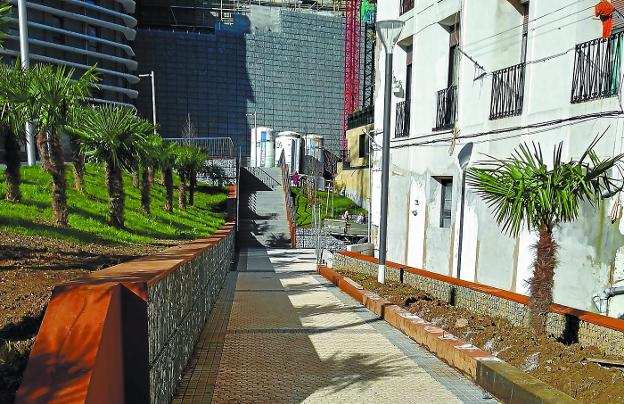 Las escaleras de la calle Arroka son criticadas por algunos vecinos, mientras que otros piden paciencia «porque hay rutas alternativas».