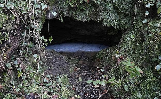 Katre Mina, colapsada, con muestras de 'leche de luna'. 