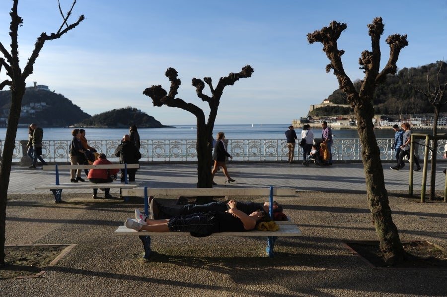 El sol y las altas tempetraturas se han asentado todo el fin de semana y piensan quedarse una semana más. Los vecinos de Donostia aprovechan el buen tiempo para pasar y sacarse fotos en el Paseo de la Concha.