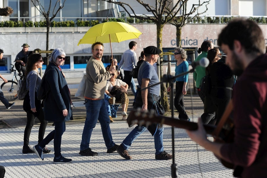 El sol y las altas tempetraturas se han asentado todo el fin de semana y piensan quedarse una semana más. Los vecinos de Donostia aprovechan el buen tiempo para pasar y sacarse fotos en el Paseo de la Concha.